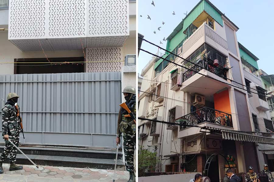 সুজিত বসুর এই দু’টি বাড়িতেই চলছে তল্লাশি।