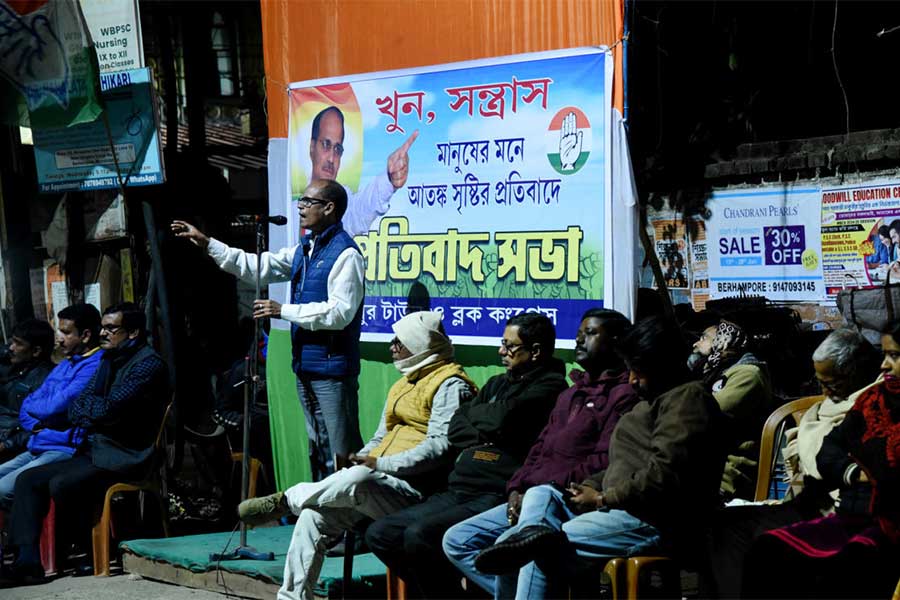 দিনে দুপুরে খুনের প্রতিবাদে বহরমপুর শ্রীগুরু পাঠশালা স্কুলের মোড়ে কংগ্রেসের প্রতিবাদ সভা।