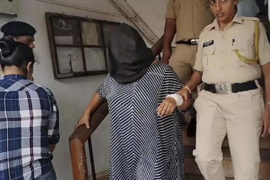 ছেলেকে শ্বাসরোধ করে খুন করে দেহ সুটকেসে ভরে গোয়া থেকে বেঙ্গালুরু যাচ্ছিলেন সূচনা। পথে ধরা পড়ে যান। সোমবার রাতে তাঁকে গ্রেফতার করা হয়।