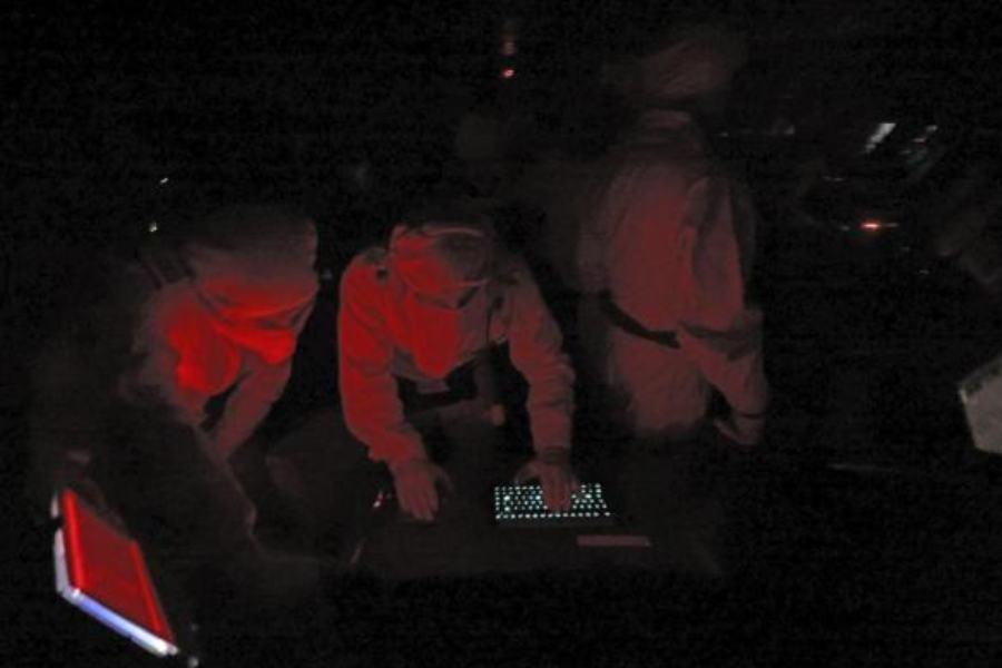 হুঁশিয়ারিতে কাজ হয়নি। এ বার সোজা হামলা। হুথিদের ঠিকানায় হামলা চালাল আমেরিকা। প্রেসিডেন্টের সাবধানবাণী, সংযত না হলে আরও কঠিন পদক্ষেপ। 