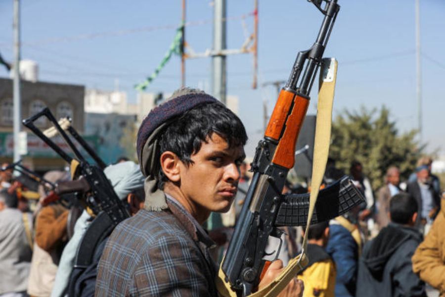 অন্য দিকে, হুথি বিদ্রোহীরাও আমেরিকা-সহ পশ্চিমী দুনিয়ার হামলার ‘জবাব’ দেওয়ার হুঁশিয়ারি দিয়েছে।