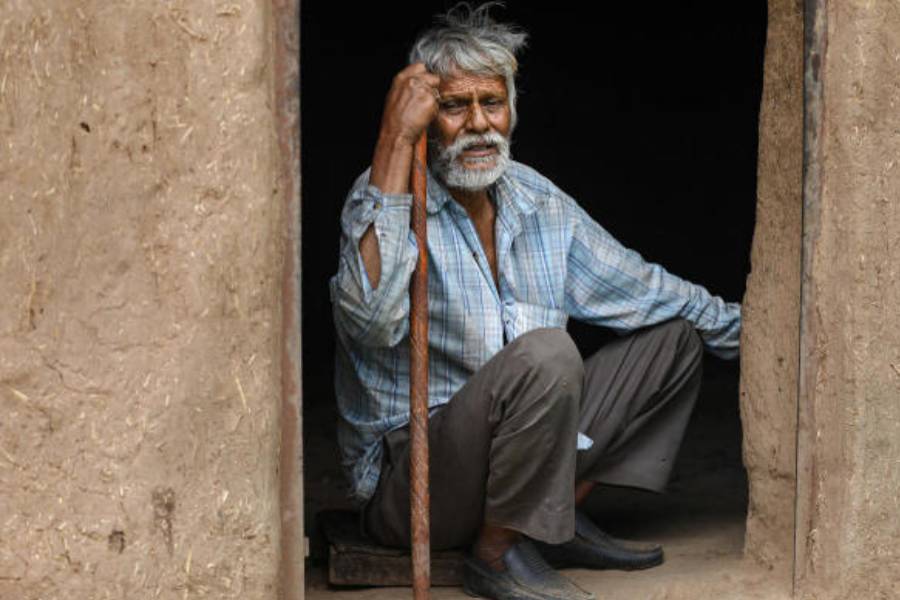 গত ডিসেম্বরে করাচিতে নিজের বাড়ির সামনে অজ্ঞাতপরিচয় আততায়ীর গুলিতে খুন হন ২০১৫ সালে জম্মু-কাশ্মীরের উধমপুরে বিএসএফের কনভয়ে সন্ত্রাসবাদী হামলার মূল চক্রী, লস্কর নেতা আদনান আহমেদ।