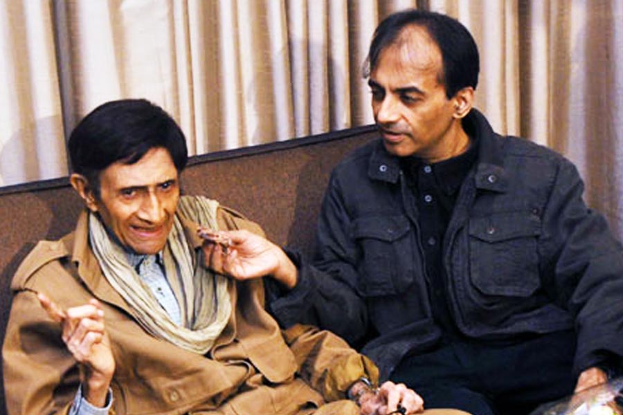 বাবা ছিলেন হিন্দি ফিল্মজগতের জনপ্রিয় অভিনেতা। পরিবারের প্রায় সকলেই অভিনয়জগতের সঙ্গে যুক্ত। কিন্তু ৪০ বছর হিন্দি ফিল্মজগতে কাজ করার পর মাত্র চারটি ছবিতে অভিনয় করেছেন বলি অভিনেতা দেব আনন্দের পুত্র সুনীল আনন্দ। এখন কী করছেন তিনি?