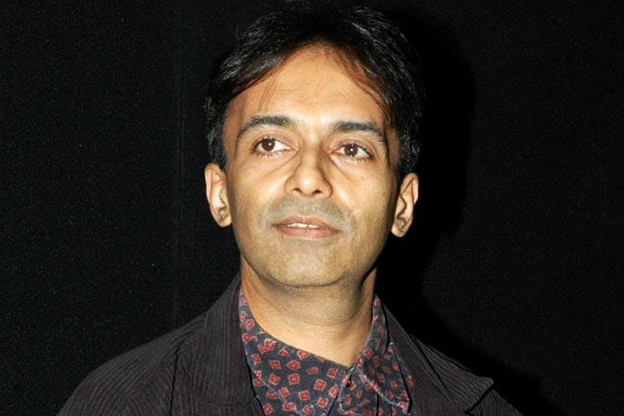 ১৯৫৬ সালের ৩০ জুন সুইৎজ়ারল্যান্ডের জ়ুরিখে জন্ম সুনীলের। সেখানেই স্কুল এবং কলেজের পড়াশোনা শেষ করেন তিনি। ওয়াশিংটনের একটি ইউনিভার্সিটি থেকে বিজনেস অ্যাডমিনিস্ট্রেশন নিয়ে পড়াশোনা করেন সুনীল।