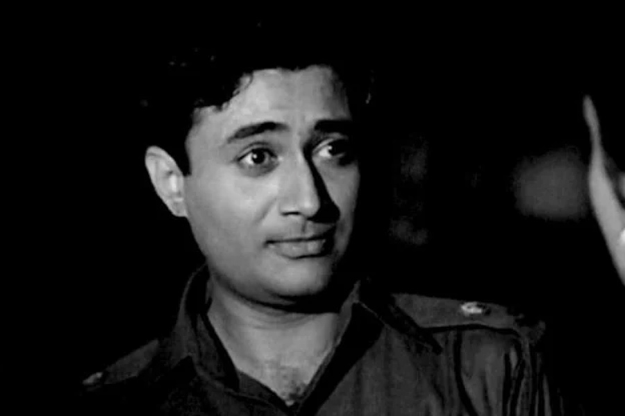 চল্লিশের দশকে কেরিয়ার শুরু করলেও সত্তর থেকে আশির দশকে অভিনেতা হিসাবে খ্যাতির চূড়ায় পৌঁছন দেব আনন্দ। অভিনয়ের পাশাপাশি প্রযোজনা এবং পরিচালনার ক্ষেত্রেও জনপ্রিয় হয়ে ওঠেন তিনি।