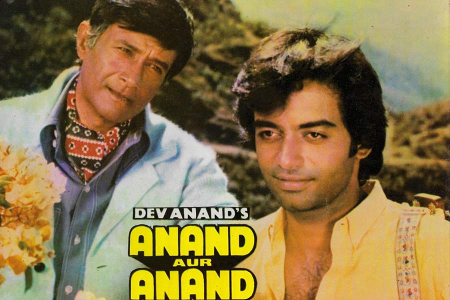 ‘আনন্দ অওর আনন্দ’ ছবিতে সুনীলের সঙ্গে অভিনয় করেন দেব আনন্দ। কানাঘুষো শোনা যায় পুত্রের কেরিয়ারের প্রথম ছবি হিট হওয়ার সম্ভাবনা থাকতে পারে ভেবেই নাকি এই ছবিতে অভিনয় করেন দেব আনন্দ।