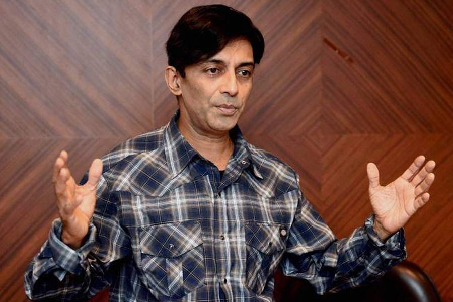 পরিচালনার পাশাপাশি এই ছবিতে অভিনয়ও করতে দেখা যায় দেব আনন্দের পুত্র সুনীলকে। কিন্তু সে ছবিও মুক্তির পর বক্স অফিসে ব্যর্থ হয়।