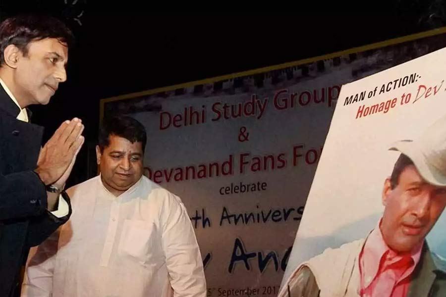 অভিনয়ে কোনও ভবিষ্যৎ নেই তা বুঝতে পেরে প্রযোজনা এবং পরিচালনার ক্ষেত্রকেই কেরিয়ারের জন্য বেছে নিলেন সুনীল। 