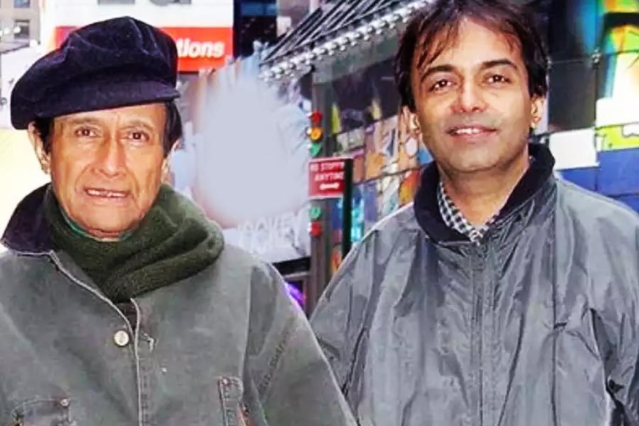 নিজস্ব একটি প্রযোজনা সংস্থাও খোলেন সুনীল। বর্তমানে সেই সংস্থার কাজের সঙ্গেই নিজেকে যুক্ত রেখেছেন তিনি। আলোর রোশনাই থেকে দূরে থাকেন দেব আনন্দের পুত্র।