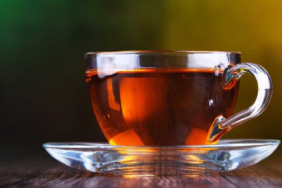 Cleaning your face with liquor tea for natural skincare.