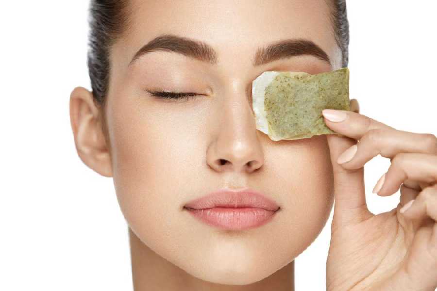 Cleaning your face with liquor tea for natural skincare.