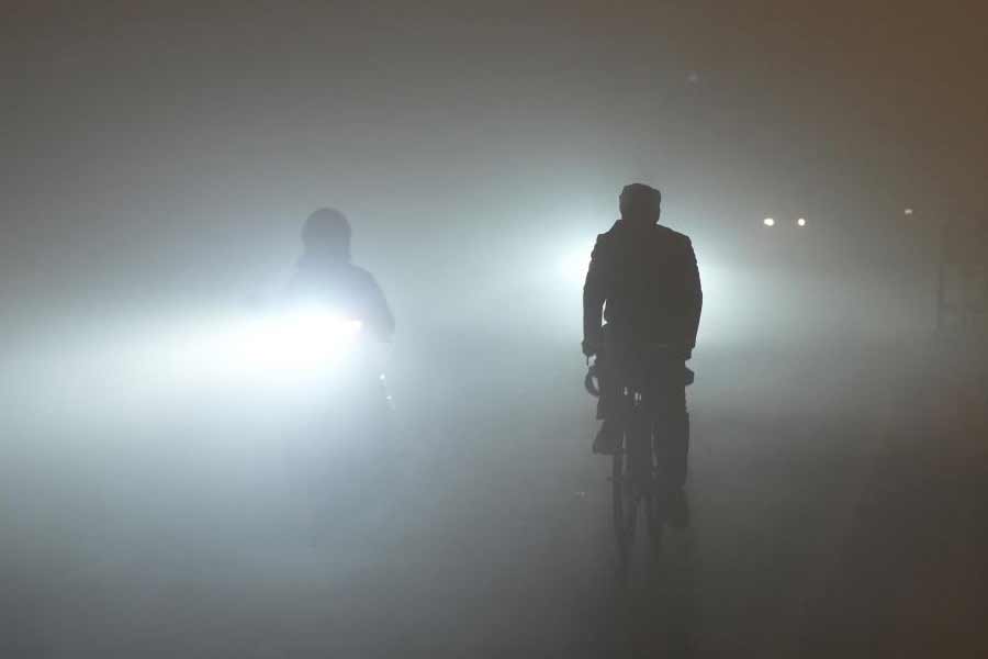 North India shivers in cold as mercury dips and low visibility