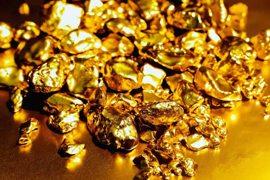 এমনিতে মহিলাদের মধ্যে গয়না পরার চলও এ দেশে খুব বেশি। সঙ্গতি থাকলে গলায়, কানে, আঙুলে প্রায় সব সময়ই সোনা পরেন বহু মহিলা। কিছু সম্প্রদায়ের মধ্যে বিবাহিত মহিলাদের গয়না পরার চলও রয়েছে।  