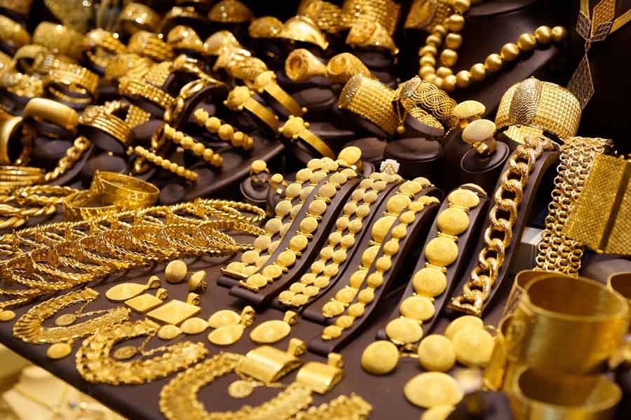 ওয়ার্ল্ড গোল্ড কাউন্সিল-এর ডিরেক্টর সোমসুন্দরম জানিয়েছেন, ২০২০-২১ সালের পরিসংখ্যান বলছে, ভারতীয় পরিবারগুলির হাতে প্রায় ১৩ হাজার টন সোনা সঞ্চিত রয়েছে।