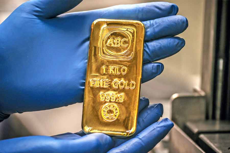 আমেরিকা, সুইজারল্যান্ড, জার্মানি এবং আন্তর্জাতিক অর্থভান্ডারের হাতে মোট যত সোনা রয়েছে, তার থেকে বেশি সোনা সঞ্চিত রয়েছে ভারতীয় পরিবারগুলির হাতে। এমনটাই বলছে অক্সফোর্ড গোল্ড গ্রুপের পরিসংখ্যান।