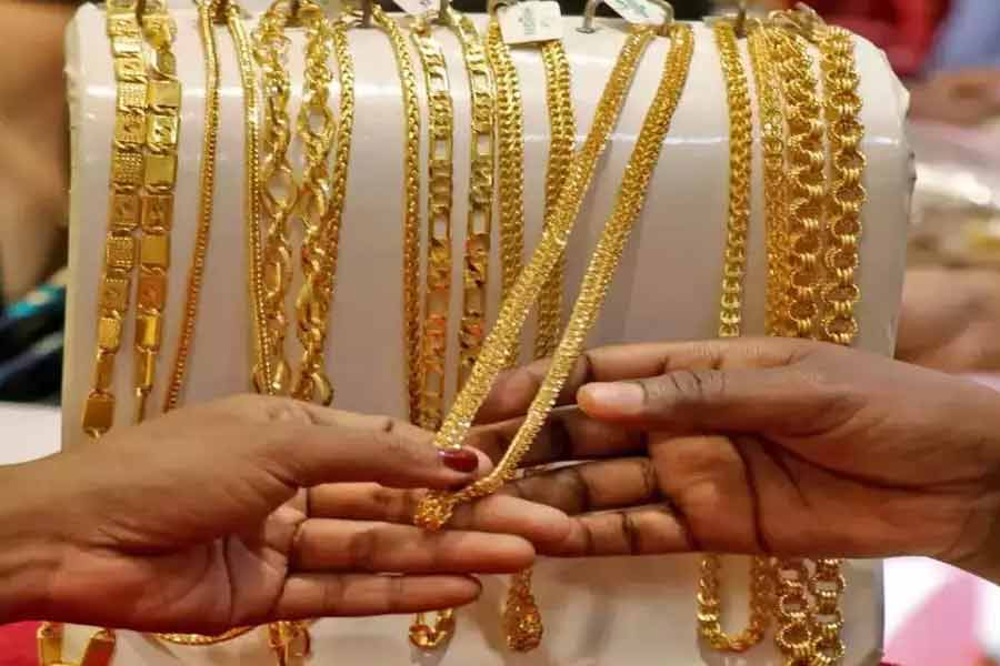 আমেরিকার পর রয়েছে জার্মানি। তাদের হাতে ৩,৩৫৯.১ মেট্রিক টন সোনা সঞ্চিত রয়েছে। অক্সফোর্ড জানিয়েছে, সম্প্রতি জার্মানি এই সোনা সঞ্চয় বৃদ্ধি করেছে।