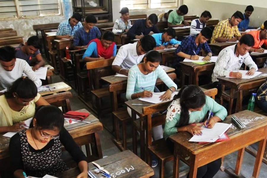 ভারতের সবচেয়ে কঠিন পরীক্ষার তালিকায় শীর্ষে রয়েছে ইউপিএসসি এবং চার্টার্ড অ্যাকাউন্ট্যান্সি বা সিএ-এর মতো পরীক্ষা। এই পরীক্ষাগুলিতে ভাল নম্বর নিয়ে পাশ করা প্রশংসাযোগ্য। পড়াশোনার পাশাপাশি প্রয়োজন কঠিন পরিশ্রম এবং অধ্যবসায়। প্রথম সুযোগ ব্যর্থ হলেও পরবর্তী পর্যায়ে কঠিন পরীক্ষা অতিক্রম করেন একাধিক পরীক্ষার্থী।