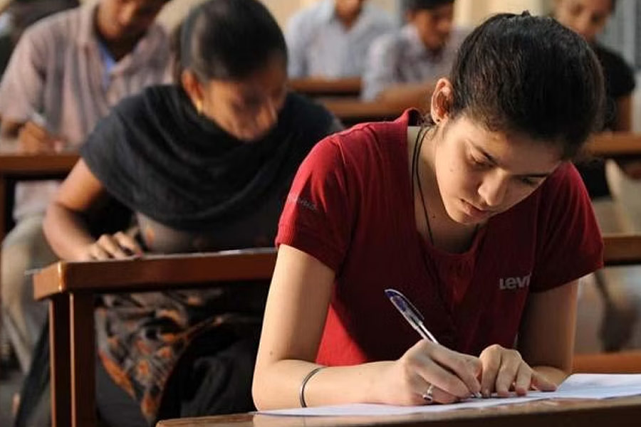 তবে কঠিন পরীক্ষাগুলি প্রথম সুযোগেই পাশ করা খুব একটা সহজ নয়। তার উপর প্রথম সুযোগে প্রথম দশের তালিকায় নাম থাকা আরও বেশি প্রশংসার্হ। এর নেপথ্যে শ্রমও রয়েছে প্রচুর।