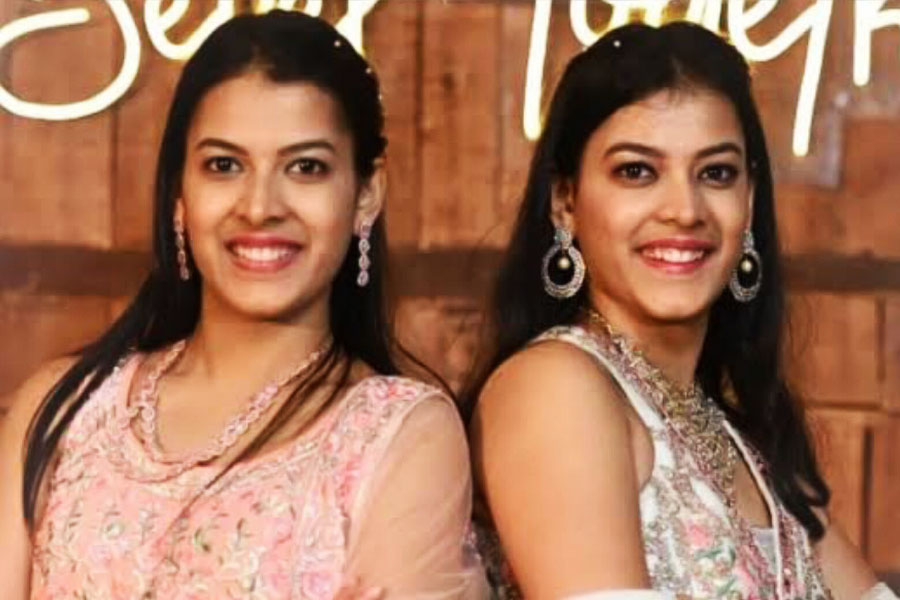 মুম্বইয়ের যমজ বোন সংস্কৃতি এবং শ্রুতি প্রথম সুযোগে সিএ পরীক্ষায় ভাল নম্বর নিয়ে পাশ করেন। শুধু তাই নয় প্রথম সুযোগেই পাশের তালিকায় প্রথম দশে নাম রয়েছে তাঁদের।