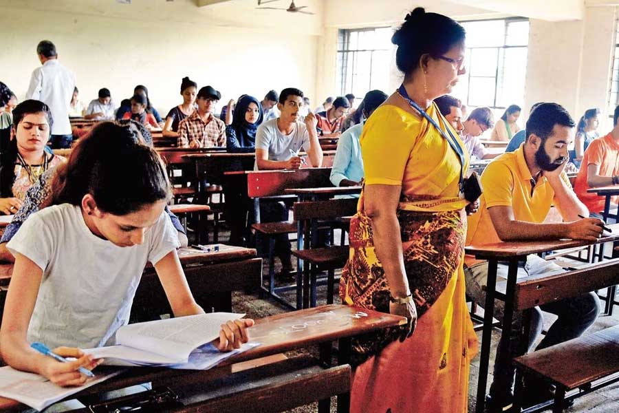 নভেম্বর মাসেই প্রথম বার সিএ পরীক্ষা দিয়েছিলেন সংস্কৃতি এবং শ্রুতি। ছোটবেলা থেকেই একসঙ্গে পড়াশোনা যমজ বোনের।