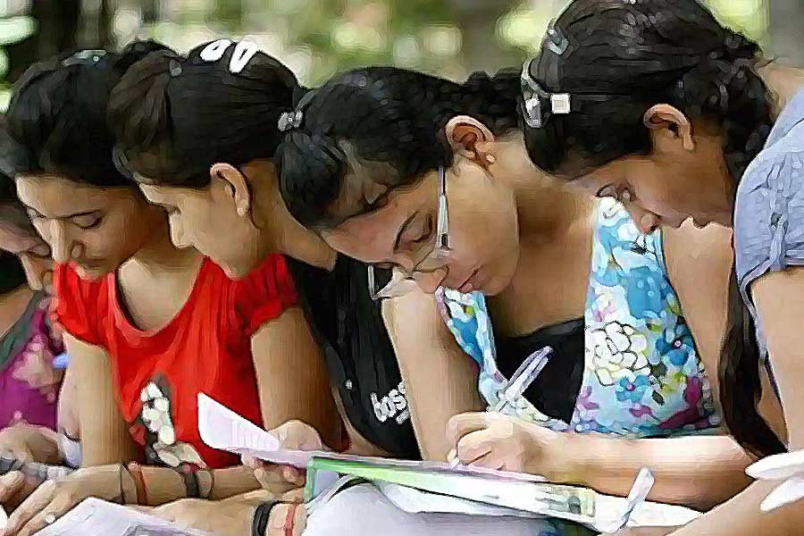 একসঙ্গে সিএ পরীক্ষা দেওয়ার পর যখন ফলাফল প্রকাশ পায় তখন দুই বোনই অবাক হয়ে যান। প্রথম সুযোগেই সিএ-এর মতো কঠিন পরীক্ষা পাশ করেন তাঁরা। এমনকি প্রথম ১০ জন পরীক্ষার্থীর তালিকায় নাম রয়েছে তাঁদের।