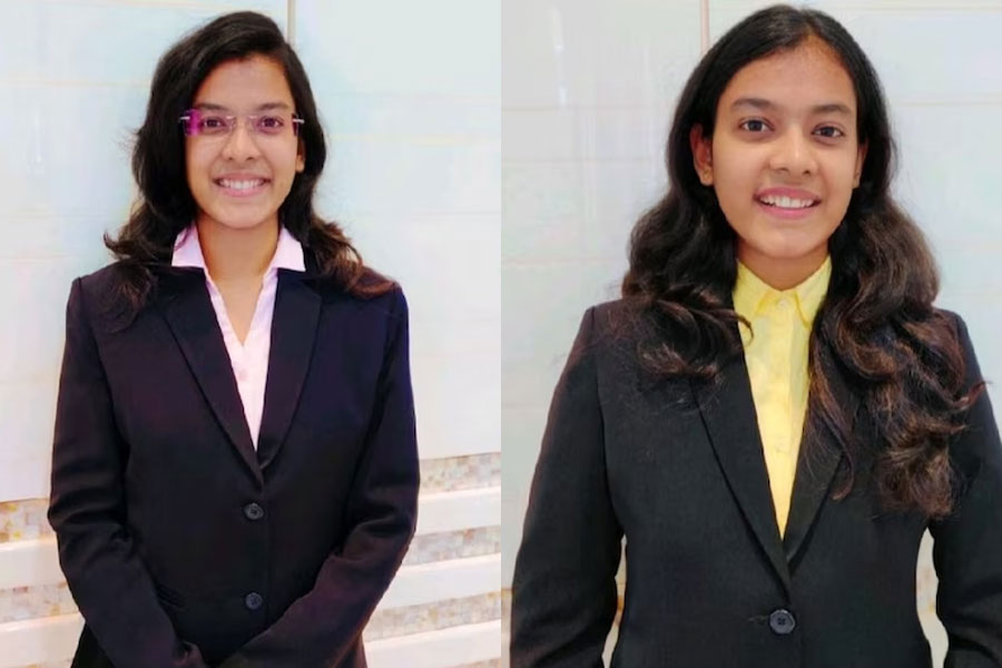 পরীক্ষায় দ্বিতীয় স্থানের অধিকারী হয়েছেন সংস্কৃতি। তাঁর যমজ বোন শ্রুতি পরীক্ষায় অষ্টম স্থানের অধিকারী হয়েছেন।