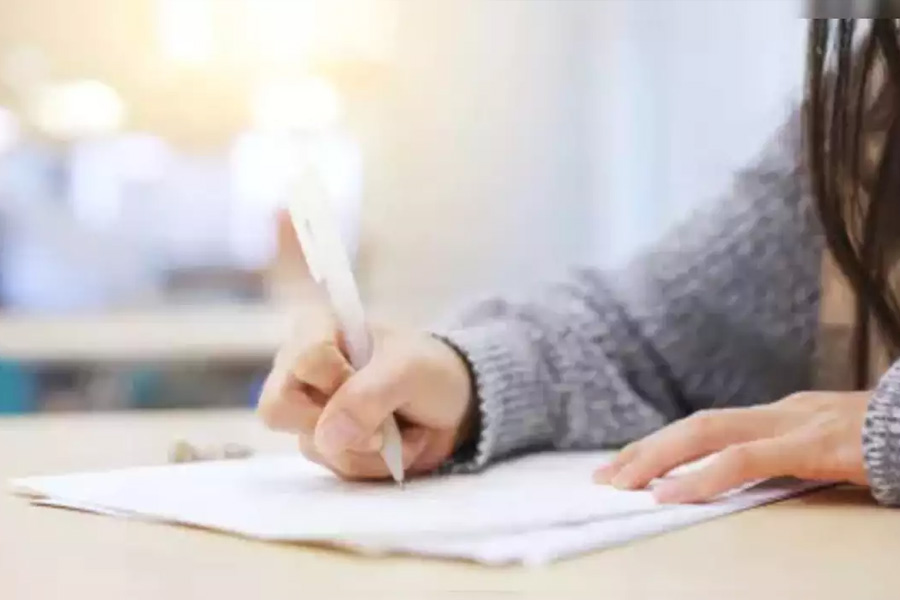 সংবাদ সংস্থা সূত্রে খবর, প্রশ্ন সমাধান করার পাশাপাশি একে অপরকে পড়াশোনায় সাহায্য করতেন সংস্কৃতি এবং শ্রুতি। বিভিন্ন বিষয়ে আলোচনা করে একে অপরকে সমৃদ্ধ করতেন তাঁরা।