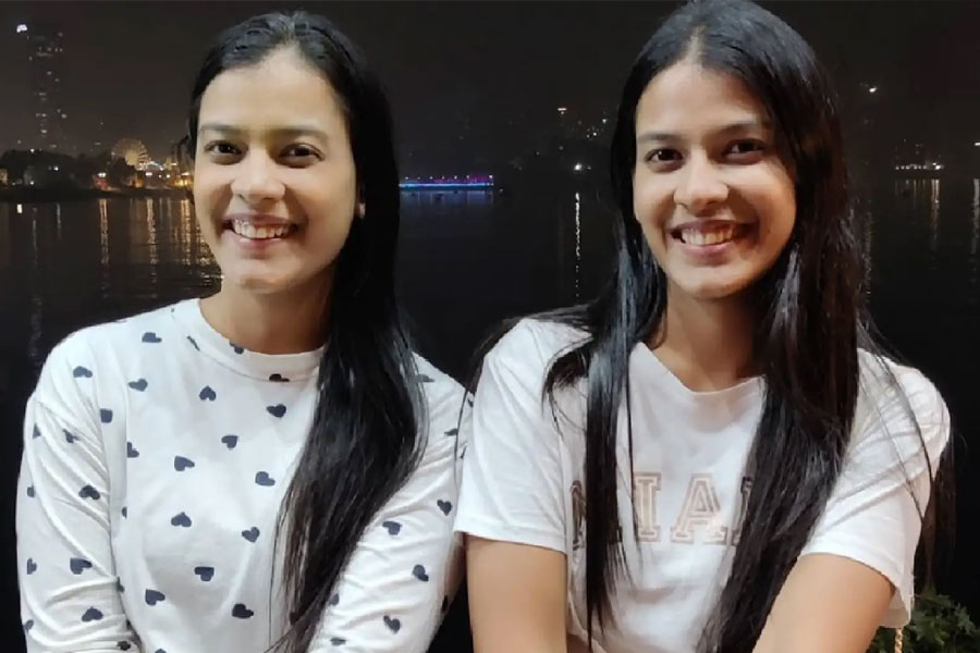 প্রথম সুযোগে সিএ পরীক্ষায় পাশ করে প্রথম দশ জন পরীক্ষার্থীর মধ্যে নাম লিখিয়ে নজির গড়েছেন সংস্কৃতি এবং শ্রুতি। যমজ বোনের একসঙ্গে স্বপ্নপূরণ হল।