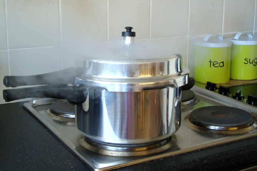 Five tips and tricks to avoid leakage in pressure cooker.