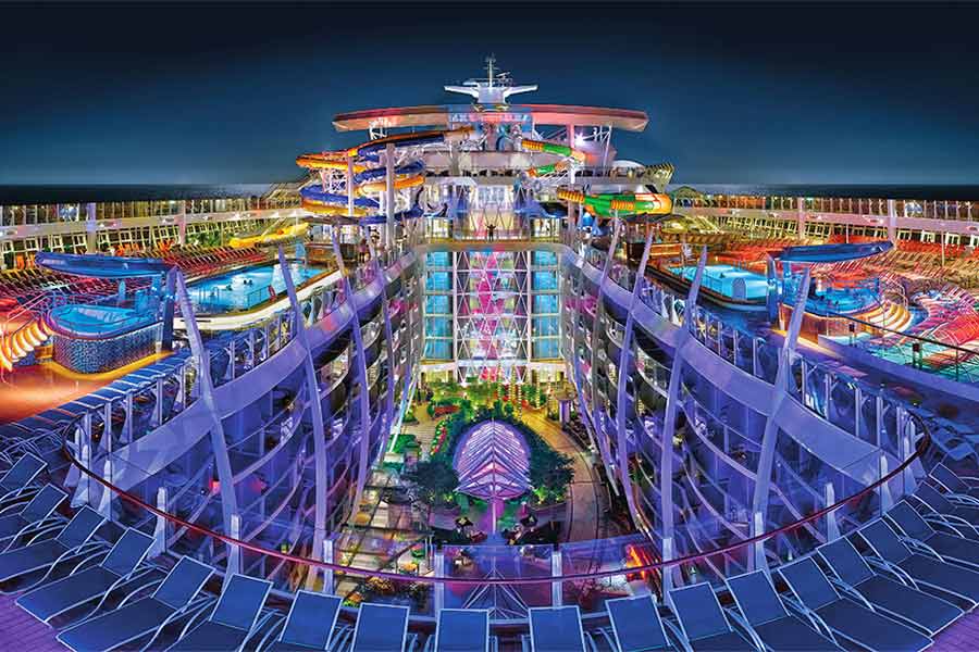 ‘আইকন অফ দ্য সিজ়’ ক্রুজ়টি একবারে সাত হাজারের বেশি যাত্রী বহন করার ক্ষমতা রাখে। এই ক্রুজ়ে ক্রু সদস্যের সংখ্যা ২ হাজার ৩৫০ জন।