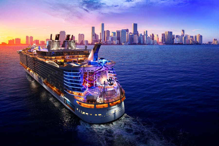 ‘আইকন অফ দ্য সিজ়’ ক্রুজ়টিকে এক নজরে দেখলে মনে হয় সমুদ্রের উপর দিয়ে ভেসে যাচ্ছে একটি বিলাসবহুল শহর। বিনোদনের কোনও খামতি নেই এই ক্রুজ়ে।