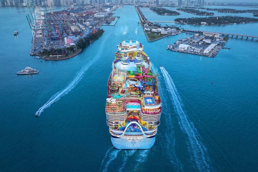 সুইমিং পুল, বার, ওয়াটার স্লাইড ছাড়াও রয়েছে ‘আইকন অফ দ্য সিজ়’ ক্রুজ়ের ভিতর রয়েছে কারাওকে স্টেশন।