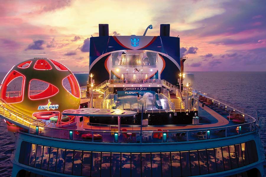 গানবাজনার লাইভ অনুষ্ঠান ছাড়াও ‘আইকন অফ দ্য সিজ়’ ক্রুজ়ে রয়েছে ৪০ রকম আলাদা স্বাদের খাবার জায়গা।