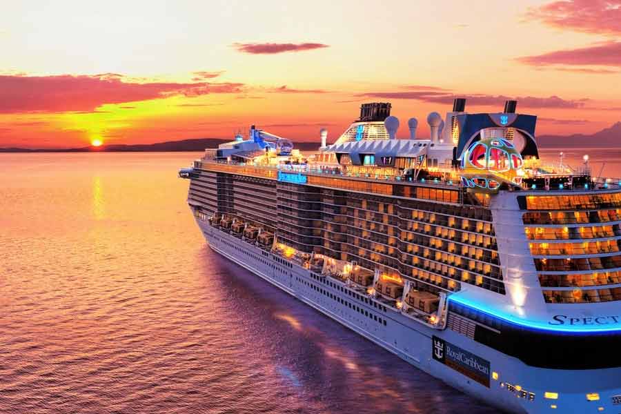 ‘আইকন অফ দ্য সিজ়’ ক্রুজ়ে ওয়াটার পার্কের মধ্যে স্লাইডিং, সার্ফিং-সহ নানা ধরনের অ্যাডভেঞ্চার স্পোর্টসের সুবিধা পেতে পারেন যাত্রীরা।