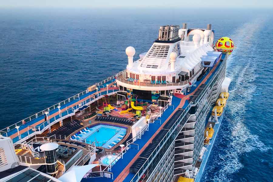 যাত্রীদের জন্য ‘আইকন অফ দ্য সিজ়’ ক্রুজ়ের ভিতর রয়েছে ব্যক্তিগত পুলও। সুরাপান করার জন্য রয়েছে আলাদা জায়গা। ‘আইকন অফ দ্য সিজ়’ ক্রুজ়ের মধ্যে রয়েছে কাবানাও।