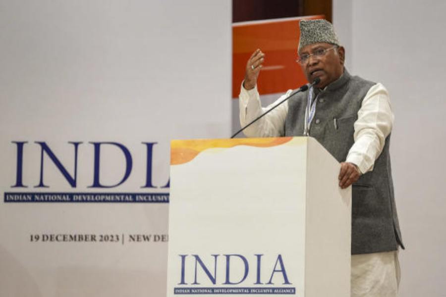 বিজেপি-বিরোধী জোট ‘ইন্ডিয়া’র শনিবারের ভার্চুয়াল বৈঠক থেকে চেয়ারপার্সন করা হল কংগ্রেস সভাপতি মল্লিকার্জুন খড়্গেকে। শনিবারের অন্যতম আলোচ্য বিষয় ছিল এক জনকে আহ্বায়ক বা চেয়ারপার্সন ঠিক করা।