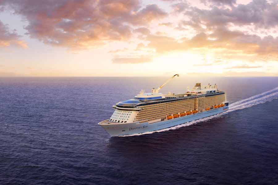 রয়্যাল ক্যারিবিয়ান ইন্টারন্যাশনাল সংস্থার তরফে জানানো হয়েছে যাত্রীদের জন্য ‘আইকন অফ দ্য সিজ়’ ক্রুজ়ের ভিতরে মোট সাতটি সুইমিং পুল এবং ছ’টি ওয়াটার স্লাইড তৈরি করা হয়েছে। 