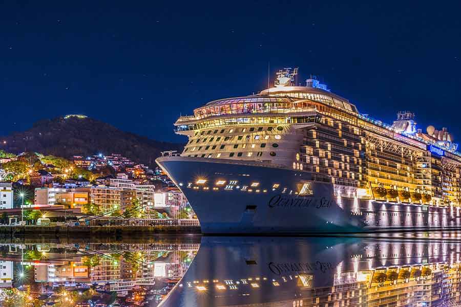 ‘আইকন অফ দ্য সিজ়’ ক্রুজ়ে সাত দিন যাত্রার জন্য এক জন যাত্রীর ১ লক্ষ ৪২ হাজার টাকা থেকে শুরু করে সর্বোচ্চ খরচ হতে পারে ২ লক্ষ ২৫ হাজার টাকা।