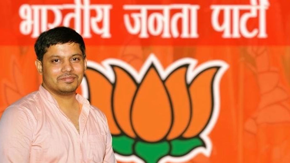 আনন্দবাজার অনলাইনকে ভাটপাড়ার বিধায়ক বলেন, ‘‘এটাকে আমি দলের কাজ বলে মনে করি। আমাকে অনেকেই প্রশ্ন করেন যে, কেন্দ্রীয় সরকার কী কী কাজ করছে? মোদীজি কেন এত জনপ্রিয়? আমি সবাইকে বলি ‘নমো’ অ্যাপ ডাউনলোড করুন। তাতেই সব জানতে পারবেন। আমি যেমন নিজে প্রতি দিন নিয়ম করে অ্যাপের নির্দেশ মেনে চলি, তেমন সবাইকেই করতে বলি।’’ 