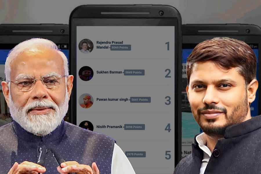 মোদীর সঙ্গে দেখা করার দৌড়ে আপাতত অনেকটাই এগিয়ে অর্জুন পুত্র পবন সিংহ। রাজ্যের অনেক হেভিওয়েট নেতাদের পিছনে ফেলে দিয়েছেন বিজেপির বিধায়ক। ধারে কাছে নেই বিজেপির সুকান্ত-শুভেন্দুরাও। কিন্তু কী ভাবে? 