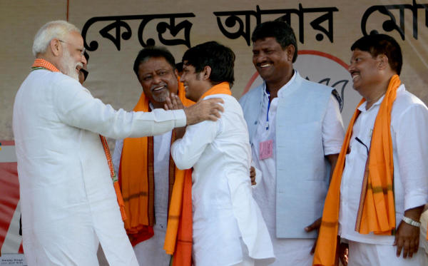 বাবা অর্জুন সিংহ বিজেপির টিকিটে সাংসদ হলেও এখন তৃণমূলে। কিন্তু পুত্র পবন সিংহ দল বিজেপির প্রতি অনুগত। ভাটপাড়ার দু’বারের বিজেপি বিধায়ক প্রধানমন্ত্রী নরেন্দ্র মোদীর সঙ্গে দেখা করার দৌড়ে রাজ্যের প্রধান নেতাদের থেকে এই মুহূর্তে অনেকটা এগিয়ে। 