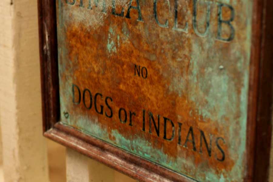 ব্রিটিশ ভারতে ইংরেজদের অভিজাত ক্লাবের বাইরে বড় বড় হরফে লেখা থাকত, ‘‘কুকুর এবং ভারতীয়দের প্রবেশ নিষিদ্ধ।’’ ভারতের মাটিতে ভারতীয়দের প্রতি এই বৈষম্য মেনে নিতে পারেননি কেউ। ব্রিটিশ-বিরোধী আন্দোলনকে আরও জোরদার করে তুলেছিল ওই সাইনবোর্ড।