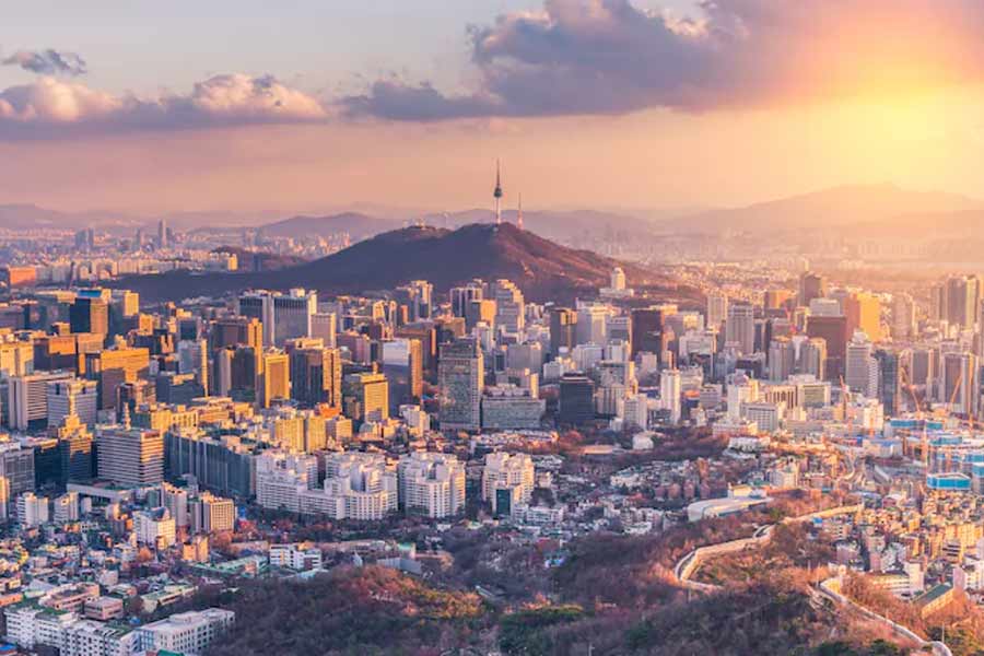 ভারত থেকে প্রায় পাঁচ হাজার কিলোমিটার দূরে অবস্থিত দক্ষিণ কোরিয়া। চিনের উপকণ্ঠে এই দেশটিকে ঘিরে ভারতে উৎসাহ কম নয়। কোরিয়ান ব্যান্ড থেকে শুরু করে সিরিয়াল, সিরিজ়— ভারতে যথেষ্ট জনপ্রিয়তা অর্জন করেছে।