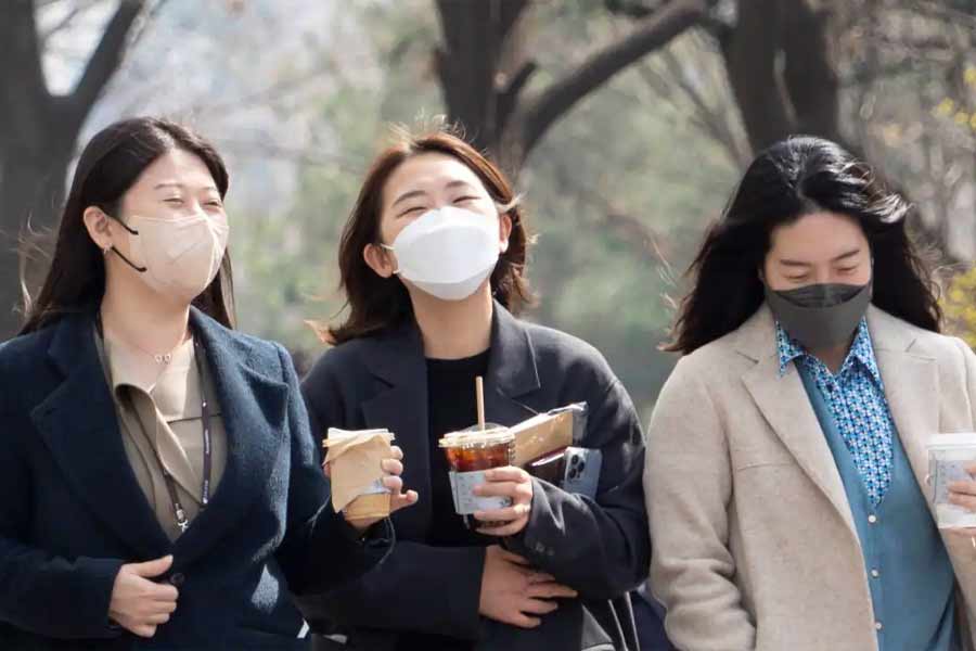 দক্ষিণ কোরিয়ায় কোনও বর্ণবৈষম্যবিরোধী আইন নেই। অবাধেই সেখানে চলে বৈষম্যের বহিঃপ্রকাশ। এমনকি, কোরীয় বৈষম্যের হাত ধরে সেখানে ফিরেছে ব্রিটিশ আমলের সেই সাইনবোর্ড।