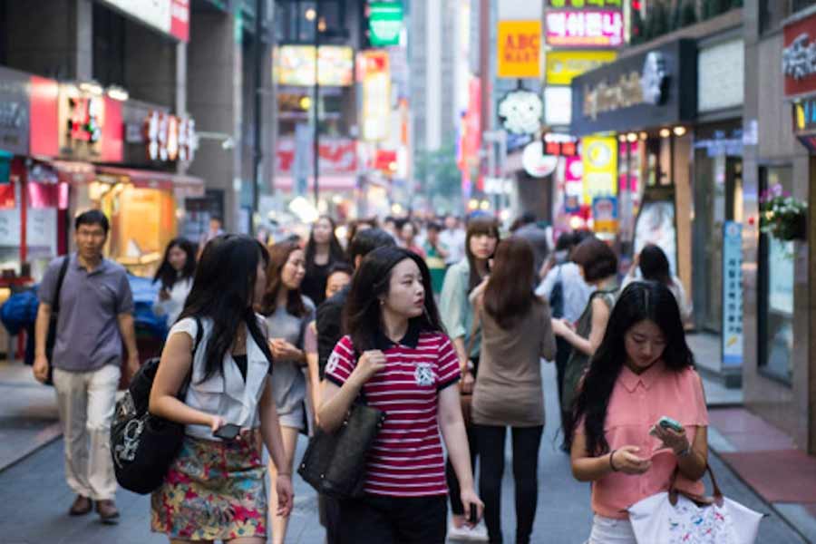 শুধু হোটেল, রেস্তরাঁ নয়, দক্ষিণ কোরিয়ায় প্রবাসী ভারতীয়দের অভিজ্ঞতাও খুব একটা ভাল নয়। তাঁদের কাছ থেকে জানা যায়, পথেঘাটে উঠতে-বসতে কতটা বৈষম্য এবং ঘৃণার শিকার হন ভারতীয়েরা।