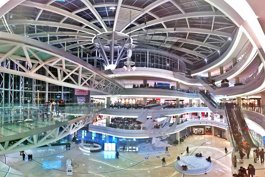 দক্ষিণ কোরিয়ার শপিং মল, দোকান-বাজারেও ভারতীয়দের ঢুকতে বাধা দেওয়া হয় অনেক সময়েই। দেশটিতে টিকতে না পেরে অনেকেই ভারতে ফিরে এসেছেন।