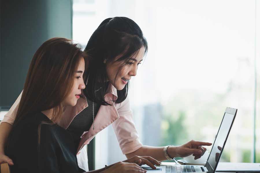 দক্ষিণ কোরিয়া আসলে আদ্যন্ত বর্ণবাদী একটি দেশ। চামড়ার রং থেকে শুরু করে মুখের গড়ন, বাহ্যিক সৌন্দর্যই কোরীয় সমাজে সবচেয়ে বেশি প্রাধান্য পায়। কালো চামড়ার ভারতীয়েরা তাই পিছিয়ে থাকেন।