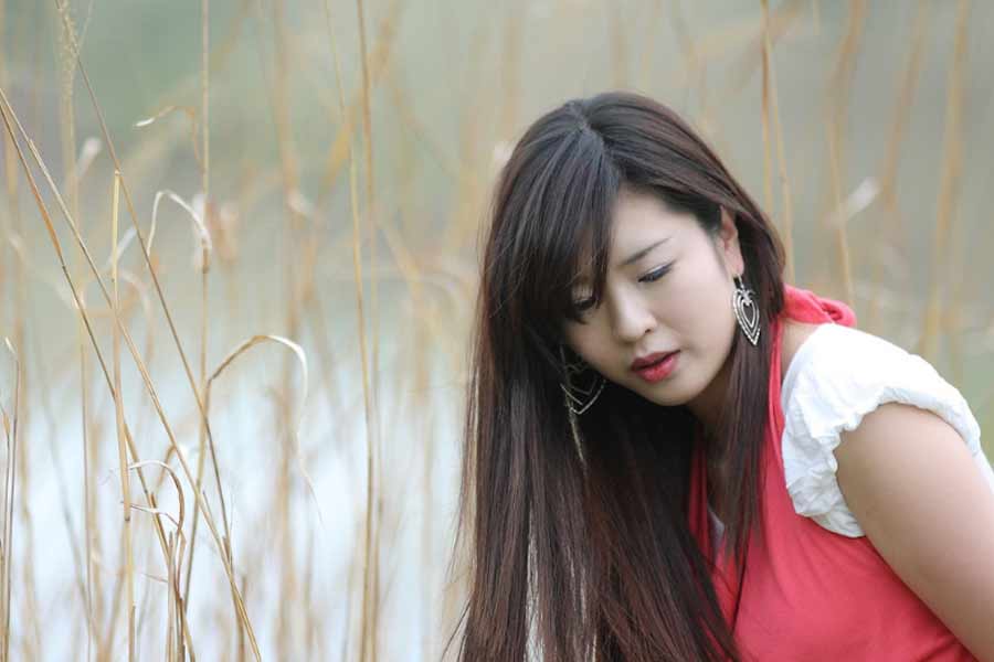 দক্ষিণ কোরিয়ায় বাহ্যিক সৌন্দর্যকে এতটাই প্রাধান্য দেওয়া হয় যে, কলেজ পাশ করার পর ছেলেমেয়েরা বাবা-মায়ের কাছ থেকে উপহার হিসাবে পান প্লাস্টিক সার্জারির খরচ। অস্ত্রোপচারের মাধ্যমে নিজেদের আরও ‘সুন্দর’ করে তোলেন তাঁরা।