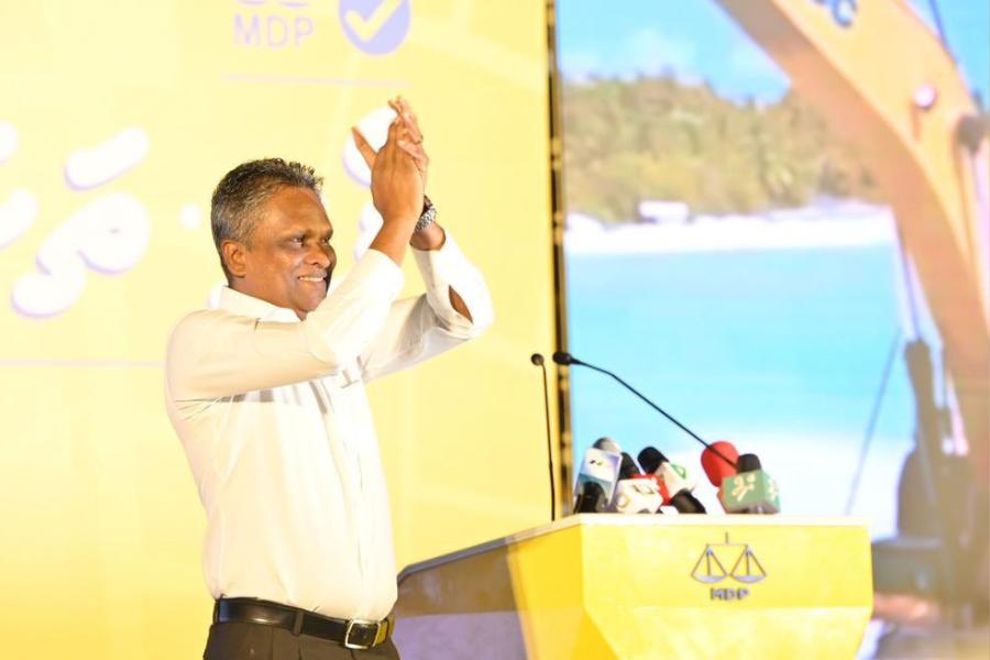 অ্যাডামের বিপরীতে মেয়র ভোটে পিএনসির তরফে প্রার্থী হয়েছিলেন আইশাঠ আজ়িমা। তাঁর চেয়ে অ্যাডাম পাঁচ হাজার ভোট বেশি পেয়েছেন।