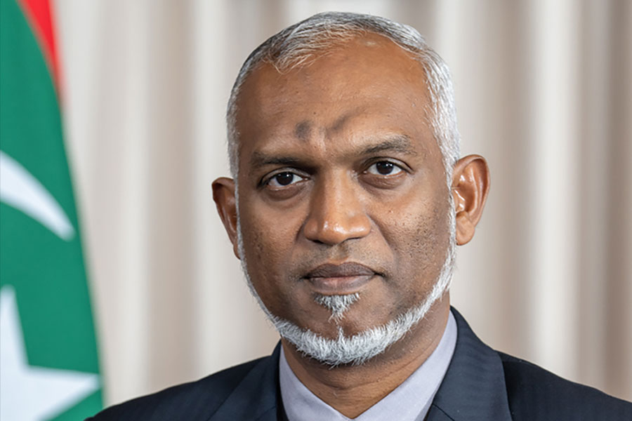 মহম্মদ মুইজ্জু। মলদ্বীপ রাষ্ট্রের নবম প্রেসিডেন্ট। রাষ্ট্রপ্রধান হিসাবে শপথগ্রহণ করেছেন মাত্র ৫৭ দিন আগে। আর শুরুতেই তিনি জড়িয়ে পড়েছেন চরম বিতর্কে। প্রতিবেশী ভারতের সঙ্গে মলদ্বীপের সম্পর্কের অবনতি হচ্ছে তাঁর আমলে।